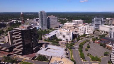 Tysons, Virginia, ABD iş bölgesinin modern yüksek binaları üzerinde insansız hava aracı uçuşu..