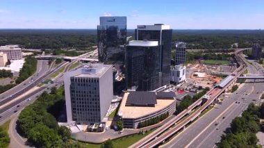 Tyson 's Corner, Virginia' daki metro istasyonu ve gökdelenlerin hava görüntüsü..