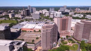  Tysons, Virginia, ABD 'deki Ritz-Carlton Oteli. İHA uçuş irtifasından modern ofis binaları.