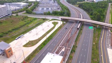 Metro treni Washington DC 'ye doğru yükseltilmiş metro istasyonundan ayrılıyor. Drone görünümü.