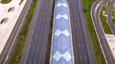 Ashburn, Virginia 'da yüksek bir metro istasyonu. İnsansız hava aracı görüntüsü. Kamera yukarı doğru döner..