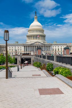 Mavi gökyüzünün altındaki Amerikan Kongre Binası 'na sokak lambalı kaldırım