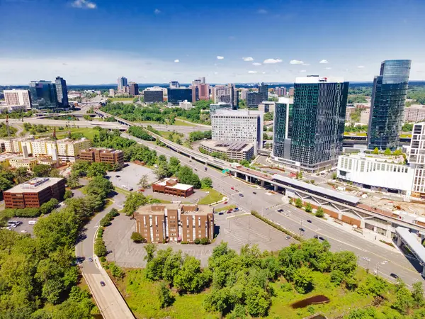 İnsansız hava aracının Tyson şehri. Gökdelenler, metro istasyonu, hat ve otoyol.