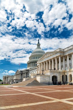 Bulutlu mavi gökyüzü ile Washington DC 'deki ABD Kongre Binası