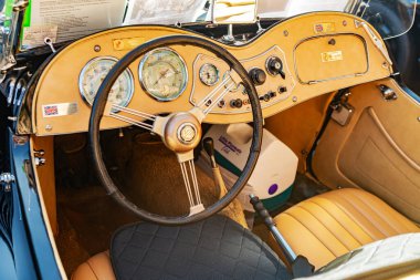 Klasik Retro Car Cabin 1951 Deri Koltukları ve Analog Ölçüleri ile MG TD