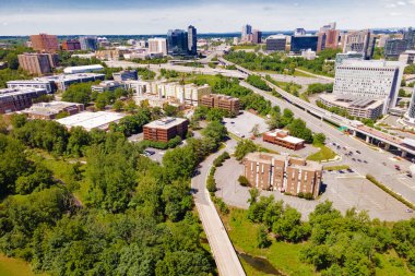 İHA görüntüsü. Fairfax County, Virginia, ABD 'deki Tysons Corner' daki yeşil sokaklar ve modern binalar.