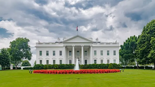 Washington DC 'deki Beyaz Saray' ın önünde yeşil çimenlik, çeşme ve çiçek bahçesi..