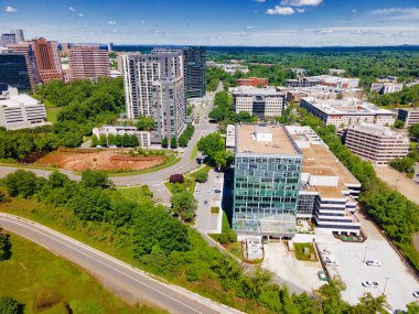 İHA görüntüsü. Fairfax County, Virginia, ABD 'deki Tysons Corner' daki yeşil sokaklar ve modern binalar.