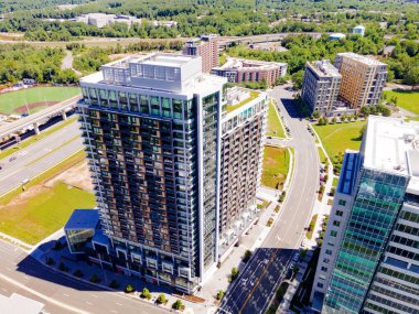 Tysons Corner 'daki modern binalar, Fairfax County, Virginia, ABD. Bir İHA görüntüsü.