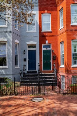 Washington DC 'nin merkezindeki tarihi Brownstone Cephesi. Şehir cazibesine sahip geleneksel mimari.