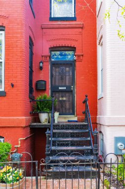 Washington DC 'nin merkezindeki tarihi Brownstone Cephesi. Şehir cazibesine sahip geleneksel mimari.