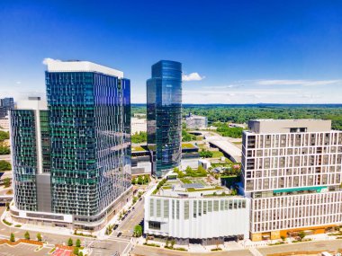 Tysons Corner 'daki modern binalar, Fairfax County, Virginia, ABD. Bir İHA görüntüsü.