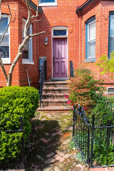 Washington DC 'nin merkezindeki tarihi Brownstone Cephesi. Şehir cazibesine sahip geleneksel mimari.