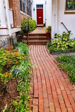 Washington 'daki Kırmızı Tuğla Konut Mimarisi. Canlı şehir mahallesinde klasik bir kumtaşı..