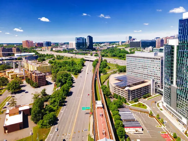 Tysons Corner, Fairfax County, Virginia, ABD 'deki Modern Binalar' daki metro istasyonu. Bir İHA görüntüsü.