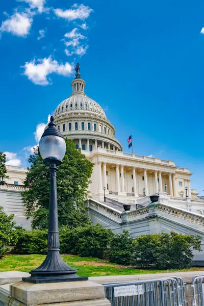 Başkent Washington 'da. Fener ve merdivenler batı girişine gidiyor..