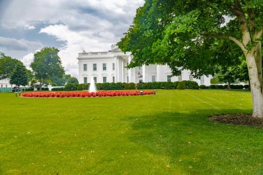 Beyaz Saray, ABD Başkanı 'nın Washington, DC' deki ikametgahıdır. Çiçek, çeşme ve meşe ağaçlarıyla biçilmiş büyük bir çim..