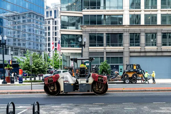 Başkent Washington DC şehir merkezinde kaldırım onarımı. Bir silindir yeni bir asfalt seriyor.