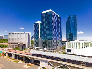 Tysons şehir altyapısı. Gökdelenler, metro istasyonu ve otoyol.