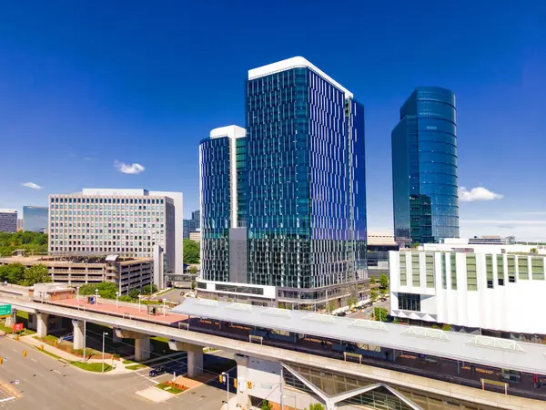 Tysons şehir altyapısı. Gökdelenler, metro istasyonu ve otoyol.