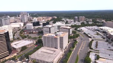 Tysons, Virginia, ABD iş bölgesinin modern yüksek binaları üzerinde insansız hava aracı uçuşu..