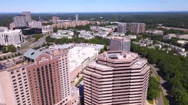  Tysons, Virginia, ABD 'deki Ritz-Carlton Oteli. İHA uçuş irtifasından modern ofis binaları.