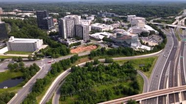 Tysons, Virginia, ABD iş bölgesinin modern yüksek binaları üzerinde insansız hava aracı uçuşu..