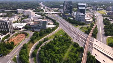 Tysons şehir altyapısı. Gökdelenler, işlek otoyol ve metro istasyonu .