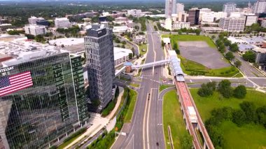 Gökdelenler, otoyol ve metro istasyonu. Kamera metro hattı boyunca hareket ediyor..