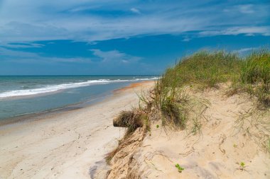 Boş Sahil Ufku. Vahşi kum tepeleri sakin Atlantik dalgalarıyla karşılaşıyor.