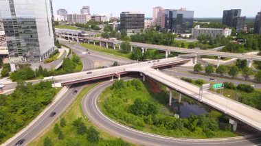 Tysons şehir altyapısı. Bir metro hattı çok şeritli bir otoyolu geçer..