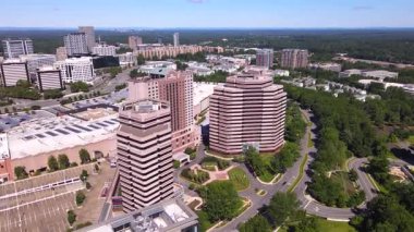  Tysons, Virginia, ABD 'deki Ritz-Carlton Oteli. İHA uçuş irtifasından modern ofis binaları.