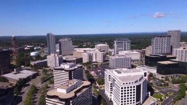 Tysons, Virginia, ABD iş bölgesinin modern yüksek binaları üzerinde insansız hava aracı uçuşu..
