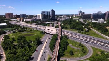 Gökdelenler, otoyol ve metro istasyonu. Kamera metro hattı boyunca hareket ediyor..