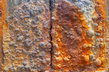 Turuncu ve kahverengi pas desenli. Aşınmış demir bir yaprağın dokusu..