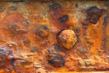 Metal yüzeyde ağır pas var. Endüstriyel aşınma dokusu.