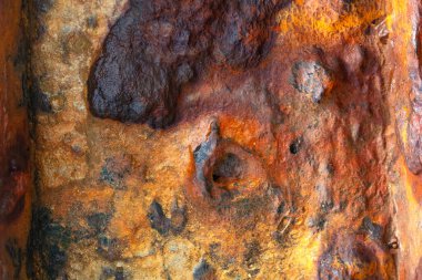 Kırmızı ve sarı pas lekeleri. Makro metal yüzey.