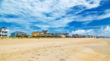Atlantik Sahili plajı ve Avon, Kuzey Carolina 'da balkonları olan büyük sahil evleri.