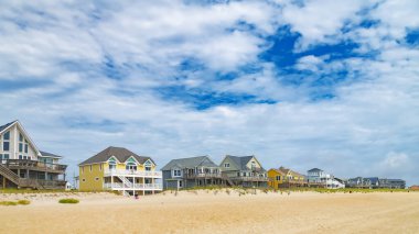Avon, Kuzey Carolina 'nın mimarisi. Atlantik Okyanusu 'ndaki sazlıklarda sıra sıra yazlık evler..