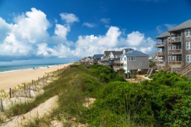 Atlantik kıyısı ve Avon, Kuzey Carolina 'da balkonlu büyük yazlık evler.
