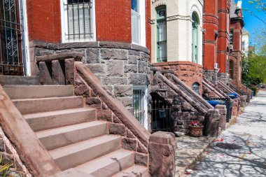 Washington DC Miras Evleri. Capitol Hill 'de klasik mimari ve renkli kapılar.