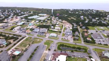 Avon, Kuzey Carolina 'nın hava manzarası. Evler, kanallar ve kasabanın yolları..