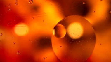 Suda yüzen yağ damlacıklarının makro yakın çekim hareketleri.