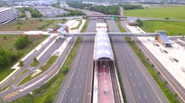 Ashburn, Virginia 'da yüksek bir metro istasyonu. İnsansız hava aracı görüntüsü. Kamera yukarı doğru döner..