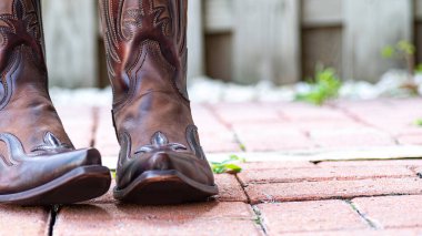 Kırsal bir çite karşı kovboy çizmeleri. Amerika 'nın ve güney yaşam tarzının sembolü. Metin için boşluk
