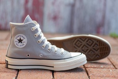 Klasik Converse Sneakers on Brick. İkonik Gündelik Ayakkabılar. Geçmişe dönük bir tavırla rahat moda