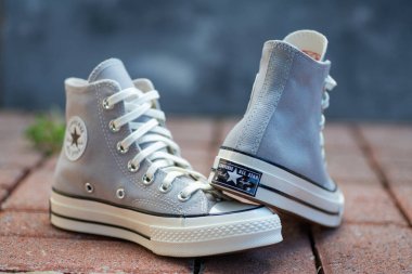 Sokak Stili Basitliği. Doğal ışıkta yakalanan nötr tuval ayakkabılar.