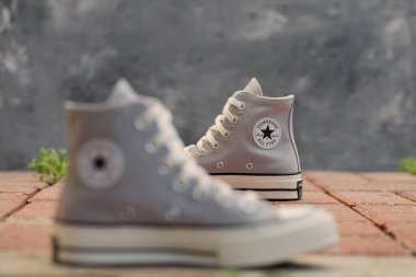 Retro-esinlenilmiş Şehir Ayakkabıları. Yüksek topuklu ayakkabılar Klasik cazibe ve temiz çizgiler ile Converse.