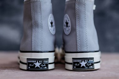 Klasik Converse Sneakers. İkonik Gündelik Ayakkabılar. Geçmişe dönük bir tavırla rahat moda