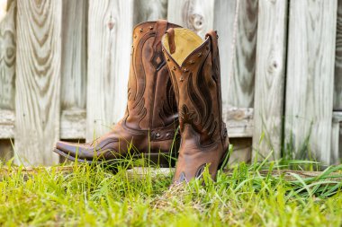 Kırsal çitlerle kaplı batı botları. Amerikanın ve güney yaşam tarzının sembolü.